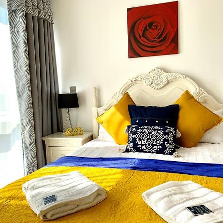 2-Bedrooms Apartment, Lounge, Balcony لندن المظهر الخارجي الصورة