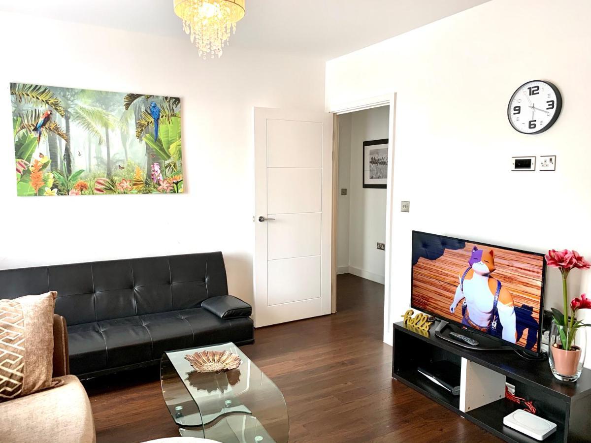 2-Bedrooms Modern Apartment Next To Velodrome, Lounge, Balcony, Parking, Abba لندن المظهر الخارجي الصورة