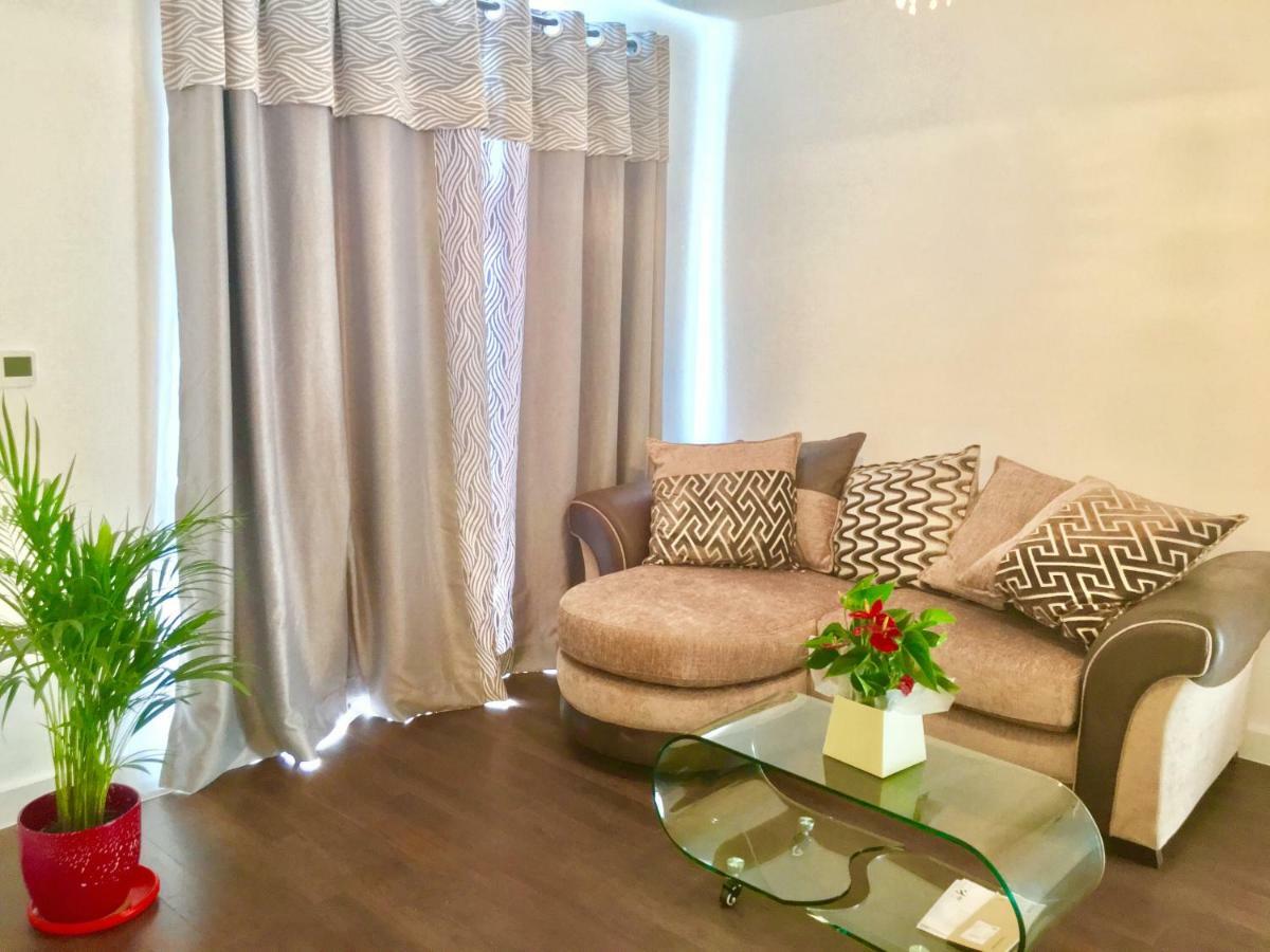 2-Bedrooms Apartment, Lounge, Balcony لندن المظهر الخارجي الصورة