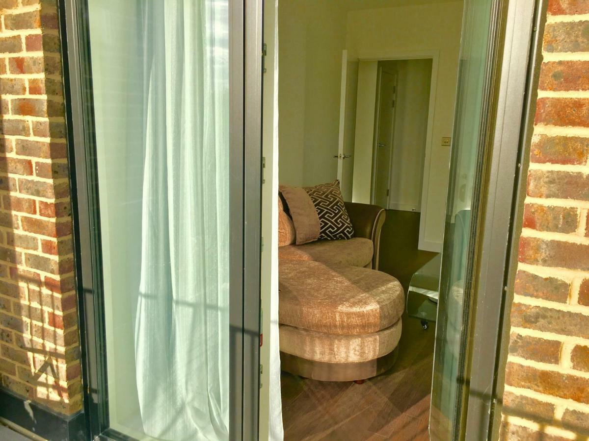 2-Bedrooms Modern Apartment Next To Velodrome, Lounge, Balcony, Parking, Abba لندن المظهر الخارجي الصورة