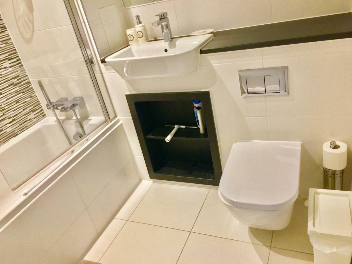 2-Bedrooms Modern Apartment Next To Velodrome, Lounge, Balcony, Parking, Abba لندن المظهر الخارجي الصورة